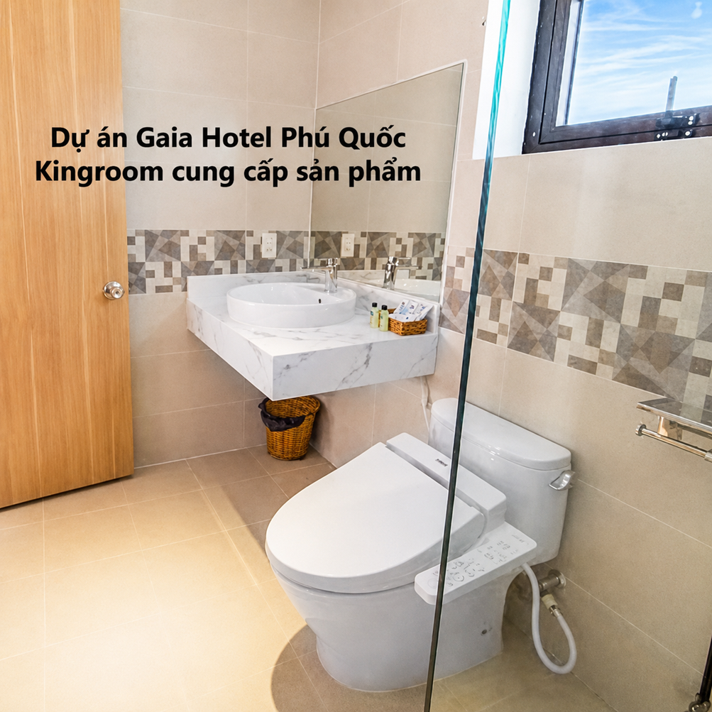 Bố trí lavabo, bồn cầu và khu vực tắm trong phòng tại Gaia Hotel Phú Quốc.