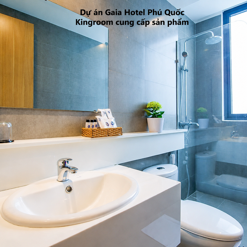 Không gian phòng tắm thực tế tại Gaia Hotel Phú Quốc với lavabo, bồn cầu và khu vực sen tắm.