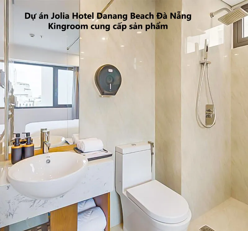 Phòng tắm với lavabo tròn và vòi sen tại Jolia Hotel Danang Beach Đà Nẵng.