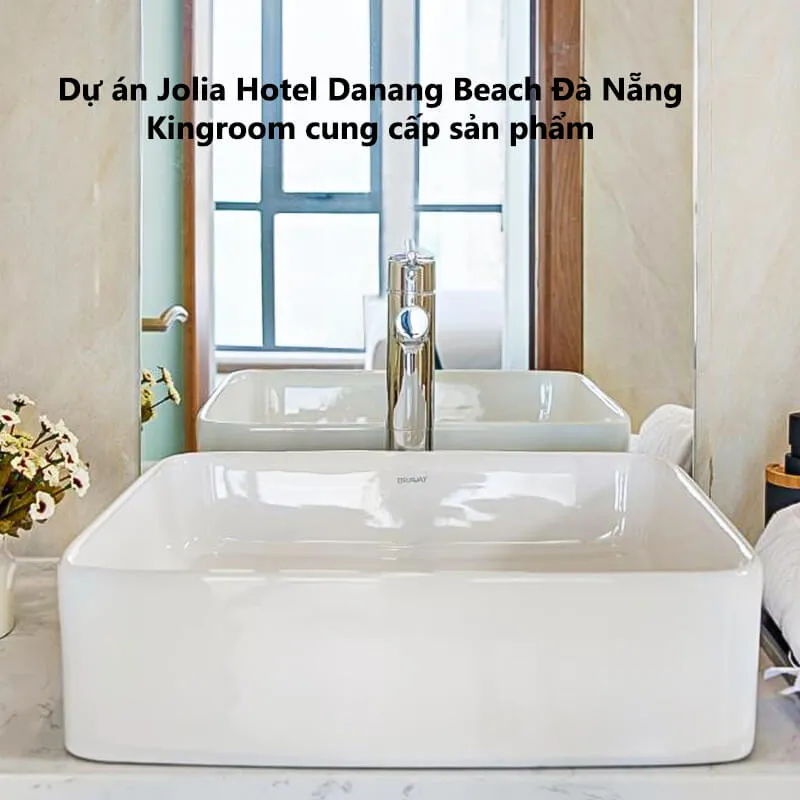 Lavabo trắng sang trọng tại Jolia Hotel Danang Beach Đà Nẵng.