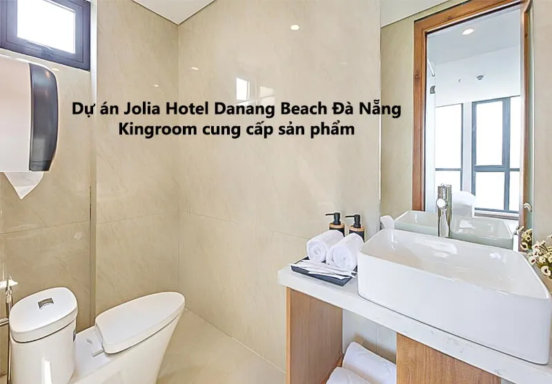 Phòng tắm với lavabo và bồn cầu tại Jolia Hotel Danang Beach Đà Nẵng.