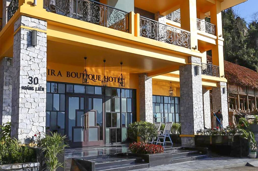 Mặt tiền Aliana Boutique Sapa Hotel & Spa với kiến trúc đặc trưng và cửa ra vào.