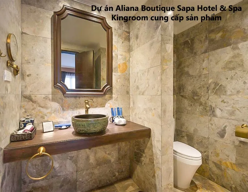 Phòng tắm tại Aliana Boutique Sapa Hotel & Spa với lavabo và gương từ Kingroom.