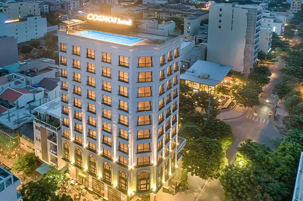 Phòng tắm sang trọng với thiết bị từ Kingroom tại Cosmos Hotel Đà Nẵng.