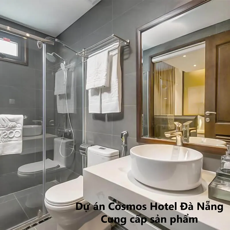 Toàn cảnh khách sạn Cosmos Hotel Đà Nẵng vào ban đêm, cung cấp bởi Kingroom.