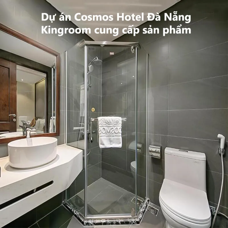 Phòng tắm với thiết bị Kingroom tại Cosmos Hotel Đà Nẵng.