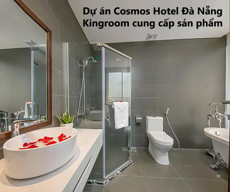 Phòng tắm với bồn tắm độc đáo tại Cosmos Hotel Đà Nẵng, cung cấp bởi Kingroom.