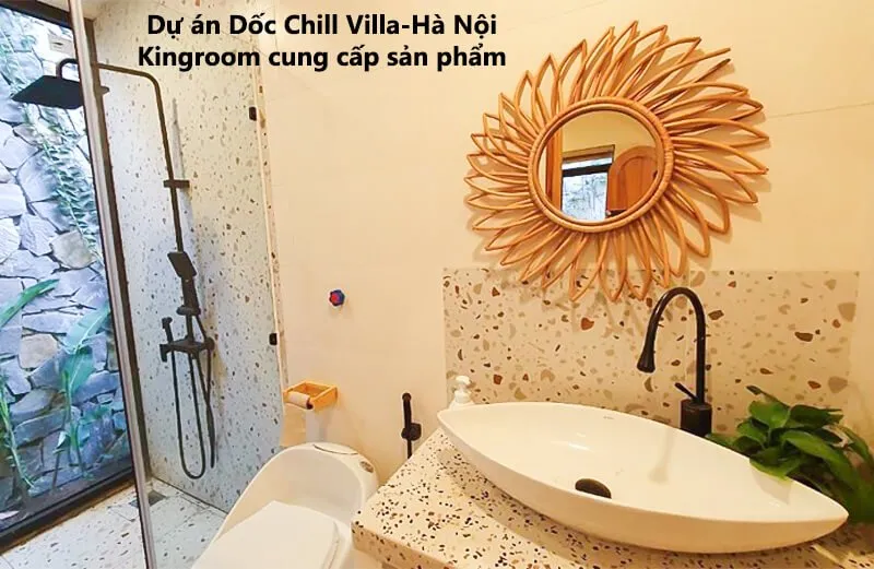 Phòng tắm với lavabo và gương trang trí tại Dốc Chill Villa - Hà Nội.