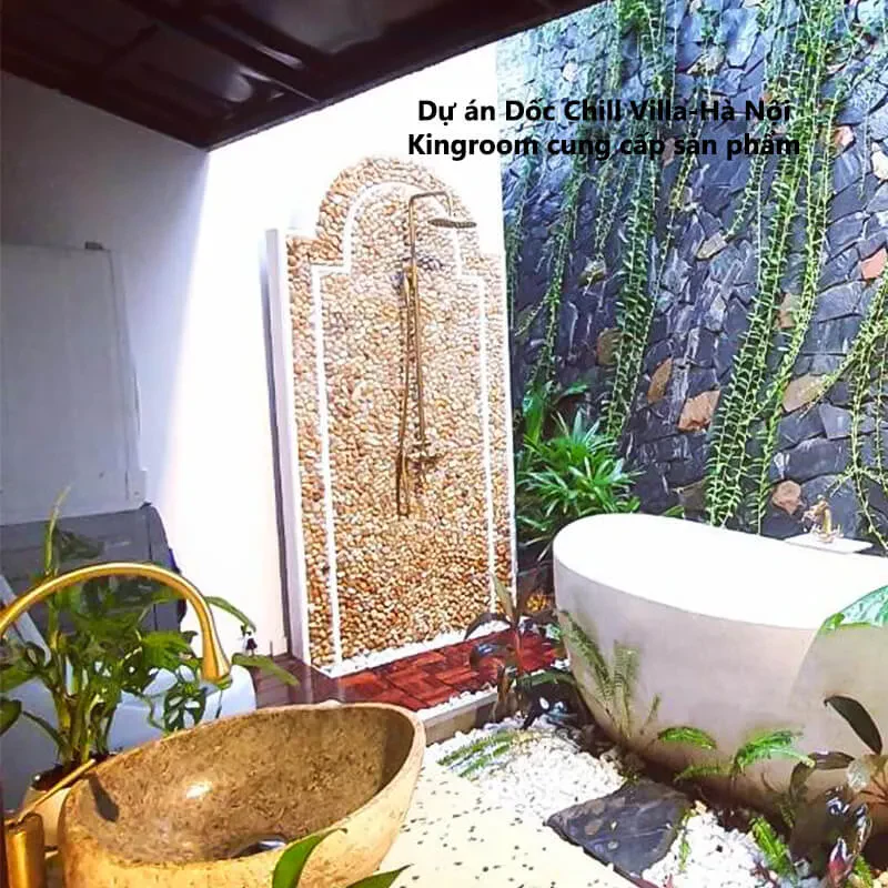 Phòng tắm ngoài trời với bồn tắm và lavabo đá tại Dốc Chill Villa - Hà Nội.