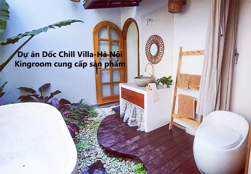 Phòng tắm ngoài trời với lavabo và bồn tắm tại Dốc Chill Villa - Hà Nội.