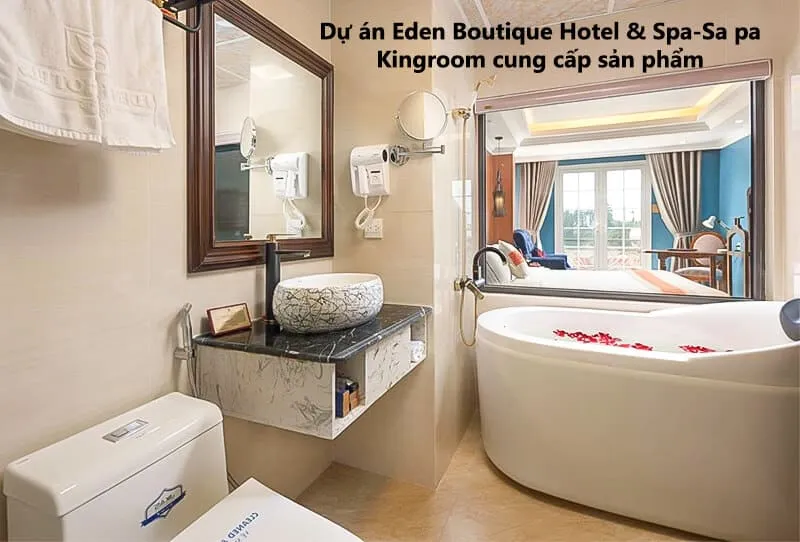 Phòng tắm tại Eden Boutique Hotel & Spa Sa Pa với bồn tắm và lavabo từ Kingroom.