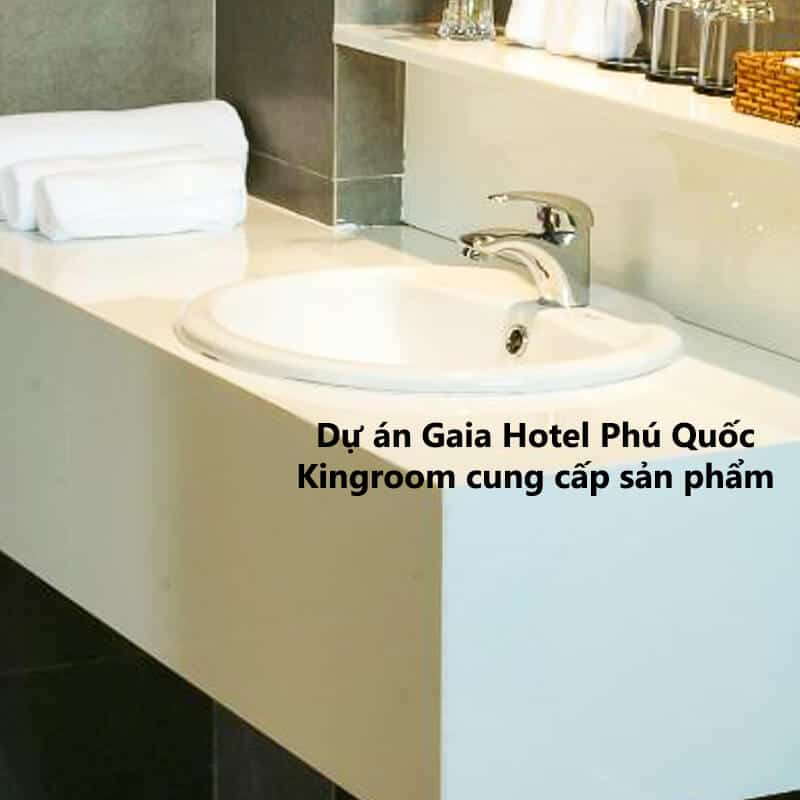 Bồn rửa tay và vòi nước tại Gaia Hotel Phú Quốc, phòng tắm được thiết kế hiện đại.