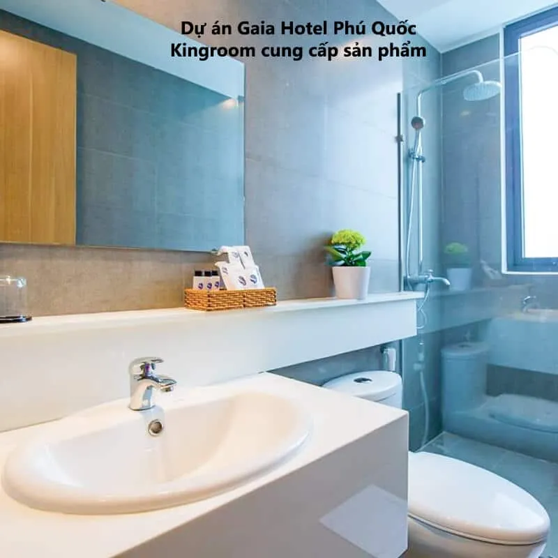 Phòng tắm với thiết kế sang trọng tại Gaia Hotel Phú Quốc, gương và vòi sen.