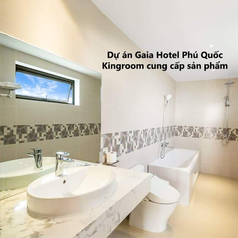 Phòng tắm rộng rãi với bồn tắm và bồn rửa tại Gaia Hotel Phú Quốc.