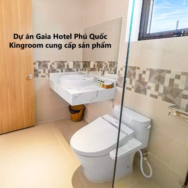 Vòi sen, bồn cầu và bồn rửa tại Gaia Hotel Phú Quốc, thiết kế hiện đại và tiện nghi.