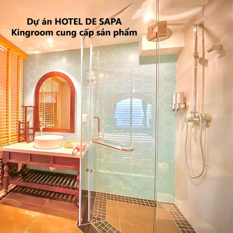 Phòng tắm tại Hotel De Sapa với thiết bị từ Kingroom, gồm lavabo và vòi sen.