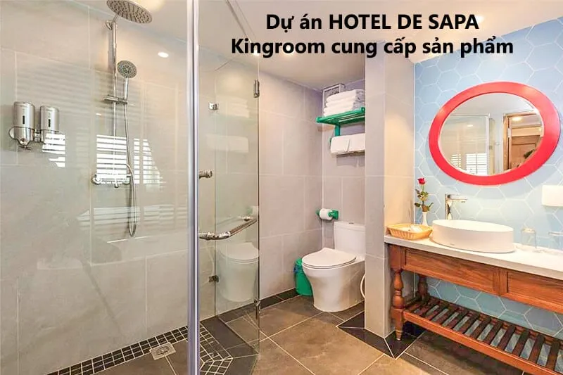 Phòng tắm tại Hotel De Sapa với gương tròn đỏ và lavabo hiện đại, thiết bị từ Kingroom.