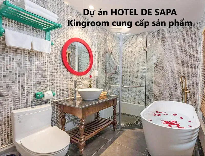 Phòng tắm tại Hotel De Sapa với bồn tắm đứng và gạch lát trang trí.