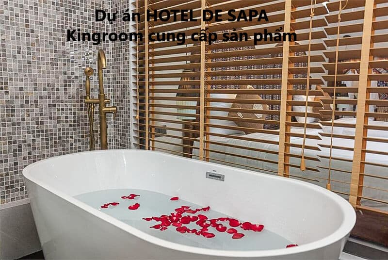 Bồn tắm với nước hoa hồng tại Hotel De Sapa, sản phẩm từ Kingroom.