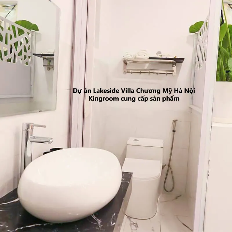 Phòng tắm với lavabo tròn và bồn cầu tại Lakeside Villa Chương Mỹ Hà Nội.