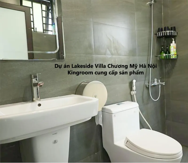 Phòng tắm với lavabo và vòi sen tại Lakeside Villa Chương Mỹ Hà Nội.