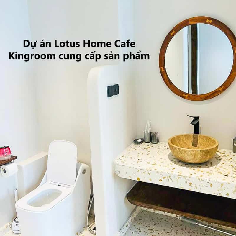 Nhà vệ sinh với lavabo đá và bồn cầu hiện đại tại Lotus Home Cafe, Kingroom cung cấp.