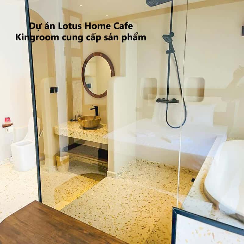 Phòng tắm tại Lotus Home Cafe với lavabo, vòi sen và bồn tắm, các thiết bị do Kingroom cung cấp.