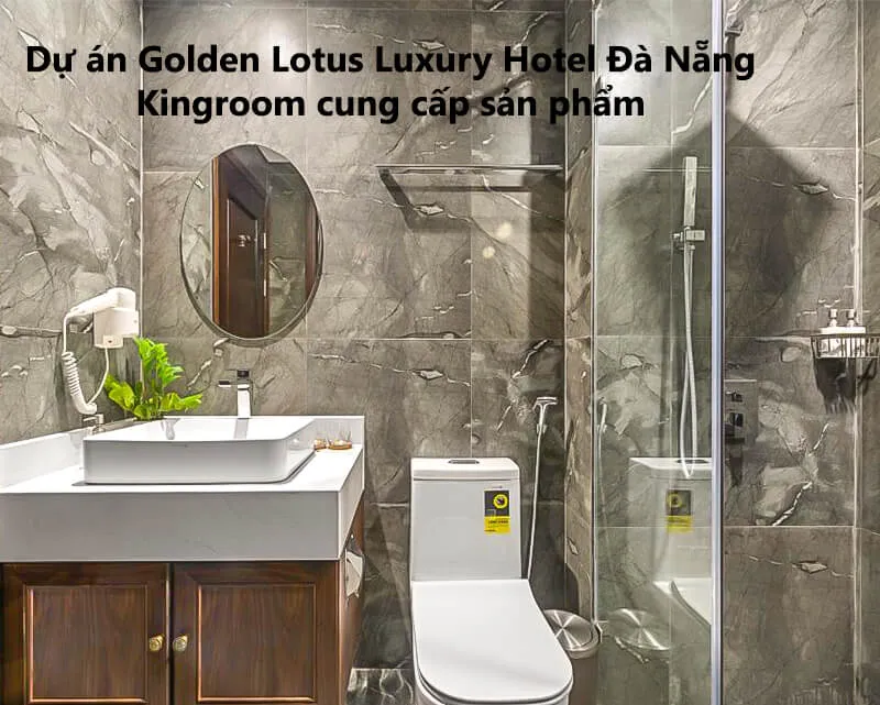 Phòng tắm với vòi sen và bồn cầu hiện đại tại Golden Lotus Luxury Hotel Đà Nẵng.