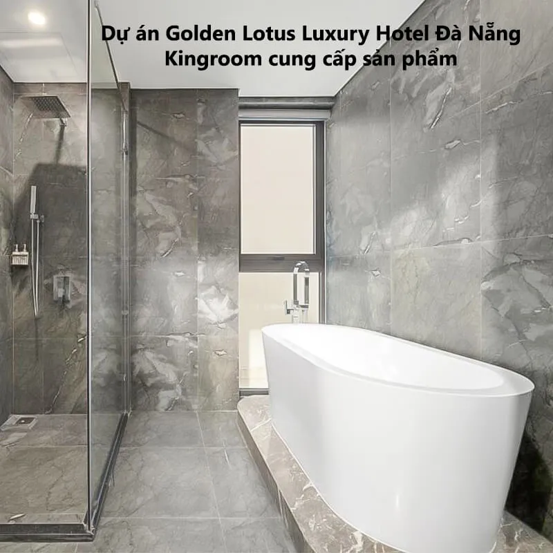 Phòng tắm với bồn tắm và vòi sen tại Golden Lotus Luxury Hotel Đà Nẵng.