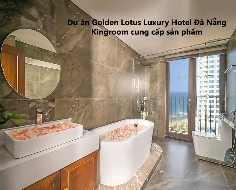 Phòng tắm với bồn tắm và cảnh nhìn ra biển tại Golden Lotus Luxury Hotel Đà Nẵng.