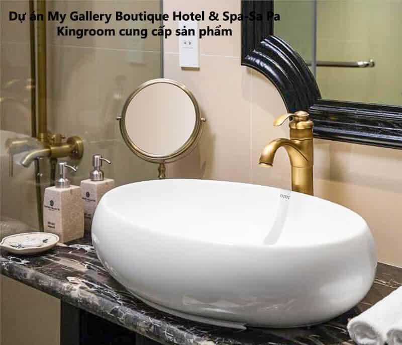 Lavabo hiện đại với vòi bằng đồng tại My Gallery Boutique Hotel & Spa Sa Pa.