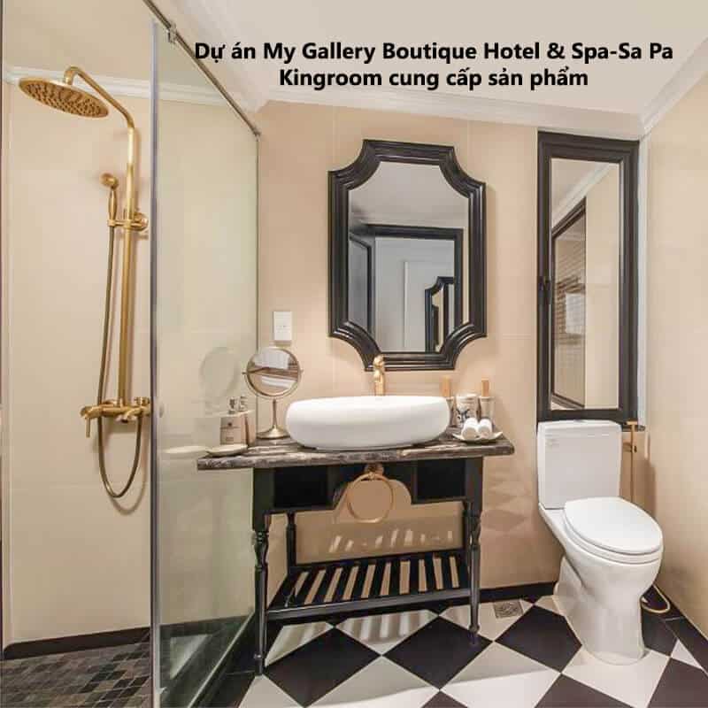 Phòng tắm tại My Gallery Boutique Hotel & Spa Sa Pa với vòi sen và vòi lavabo bằng đồng