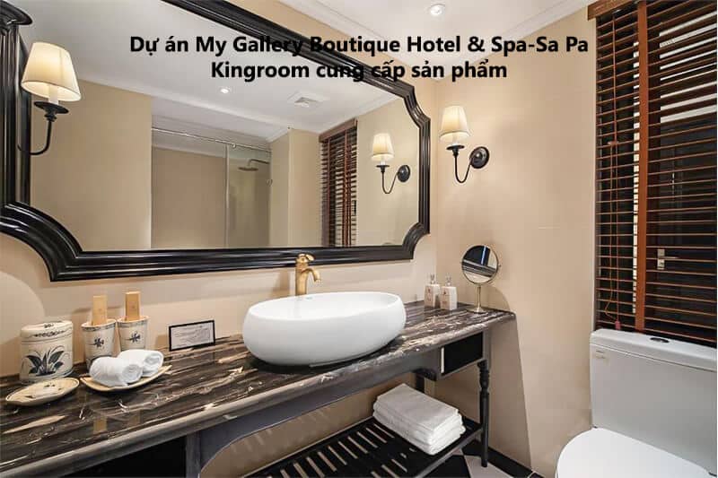 Phòng tắm với gương lớn và lavabo tại My Gallery Boutique Hotel & Spa Sa Pa.