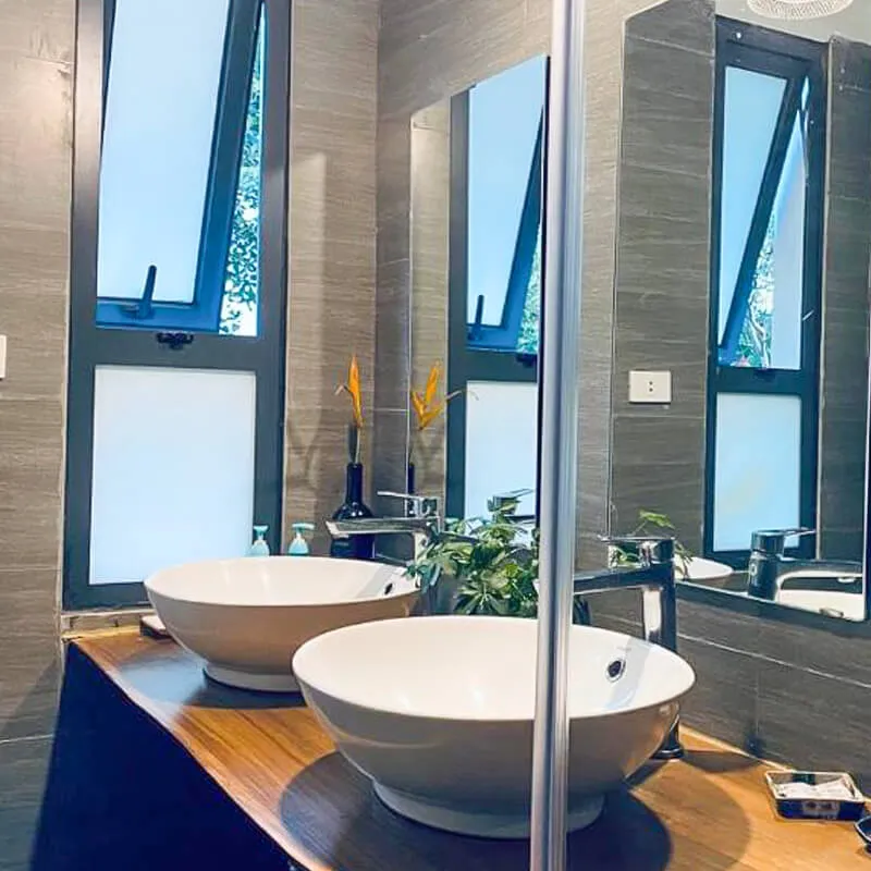 Phòng tắm với lavabo đôi tại Padme Villas Ba Vì.