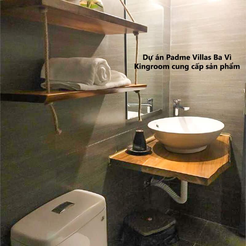 Phòng tắm với lavabo tròn và kệ gỗ tại Padme Villas Ba Vì.