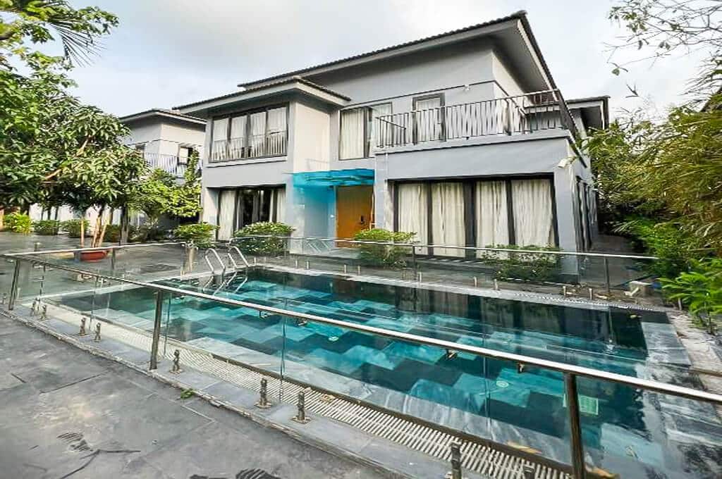 Mặt tiền Poseidon Villas Phú Quốc với hồ bơi và kiến trúc hiện đại.