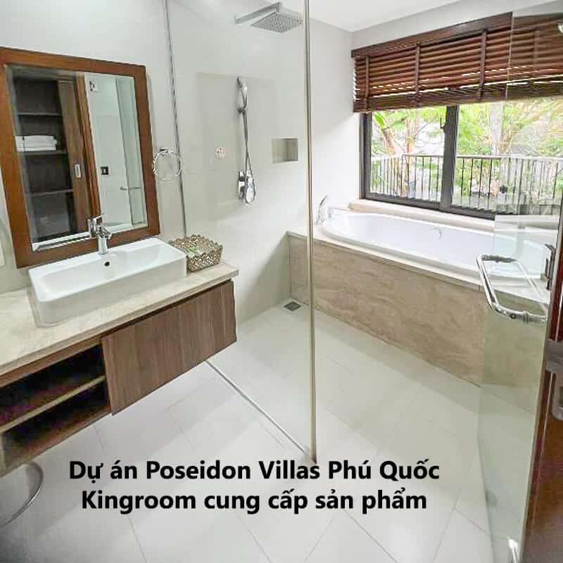 Nhà vệ sinh tại Poseidon Villas Phú Quốc với lavabo và bồn tắm từ Kingroom.