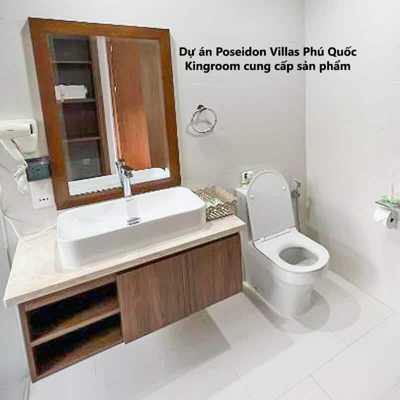 Nhà vệ sinh với lavabo và bồn cầu hiện đại tại Poseidon Villas Phú Quốc.