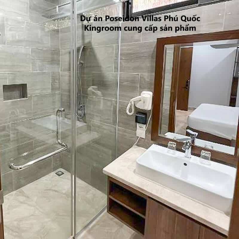 Phòng tắm với vòi sen và lavabo tại Poseidon Villas Phú Quốc.