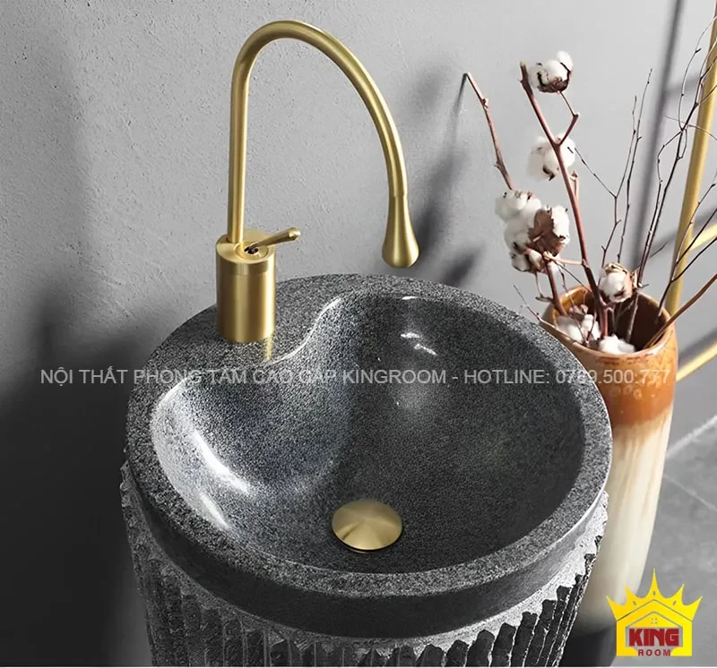 Thiết kế trên cùng của lavabo hình trụ với vòi vàng sang trọng