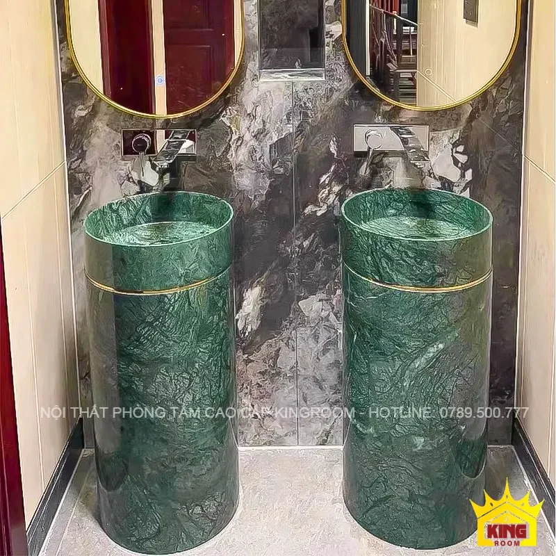 Bộ đôi Lavabo đá cẩm thạch nguyên khối màu xanh ngọc bích trong phòng tắm sang trọng.