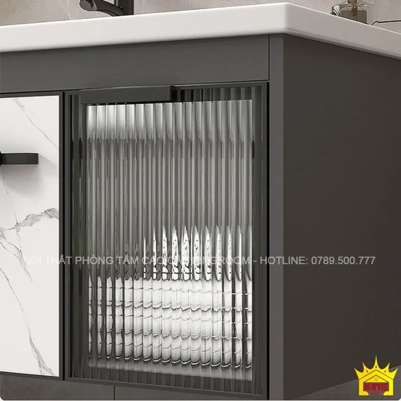 Tủ lavabo phòng tắm Inox 304 BN3 với cánh tủ mặt kính sọc sang trọng và tinh tế