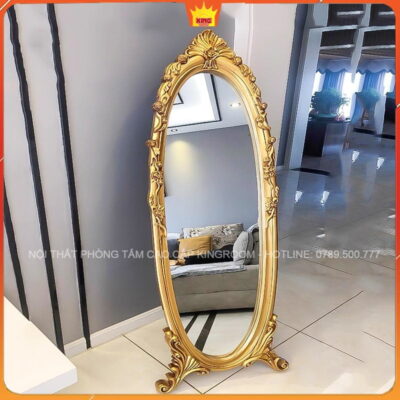 Gương Tân Cổ Điển màu vàng AS10 đứng vững chãi trên nền gạch