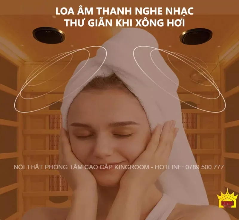 Người phụ nữ thư giãn với loa âm thanh trong phòng xông hơi