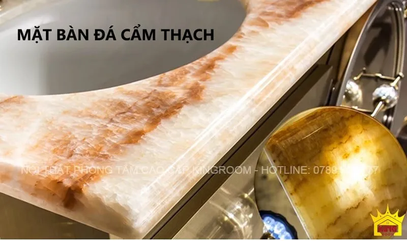 Mặt bàn đá cẩm thạch tự nhiên với hoa văn tinh tế, điểm tô cho phòng tắm đẳng cấp.