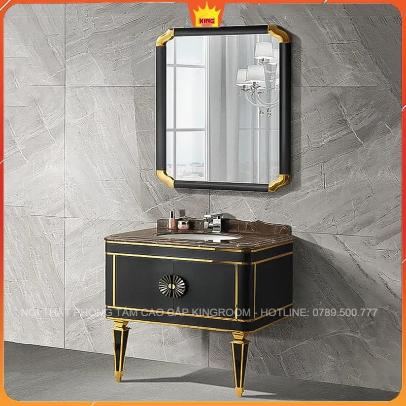 Tủ lavabo đen, mặt đá cẩm thạch, kết hợp gương viền vàng trong không gian tối giản