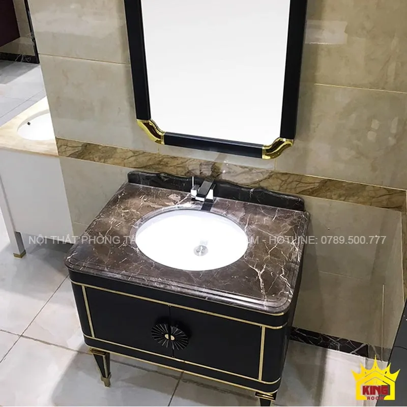 Tủ lavabo đen với mặt đá cẩm thạch, viền và chân mạ vàng, phong cách hiện đại