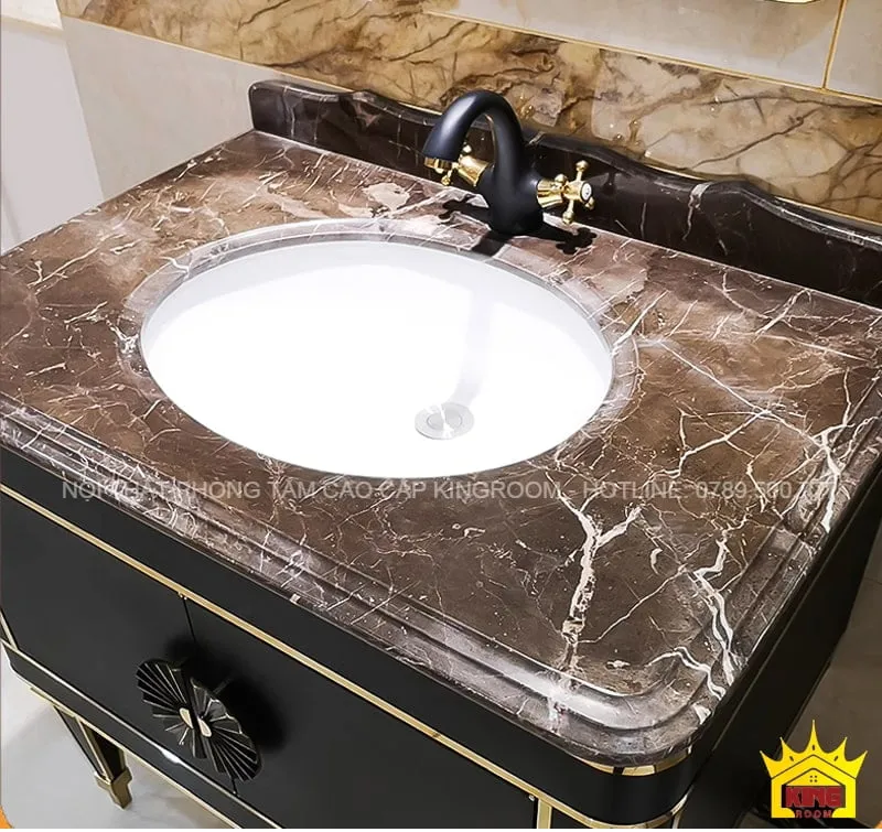 Phần trên của tủ lavabo màu đen với mặt đá cẩm thạch màu đen và vòi nước màu đen