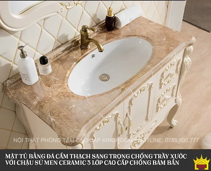 Tủ lavabo PVC màu kem với mặt đá cẩm thạch, chậu sứ, và vòi nước màu đồng