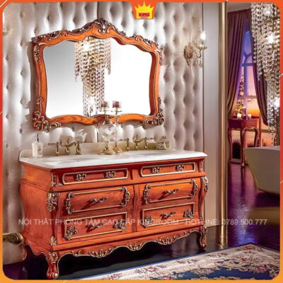 Tủ lavabo màu nâu cổ điển với gương khắc hoa văn, đặt trong không gian phòng tắm ấm áp